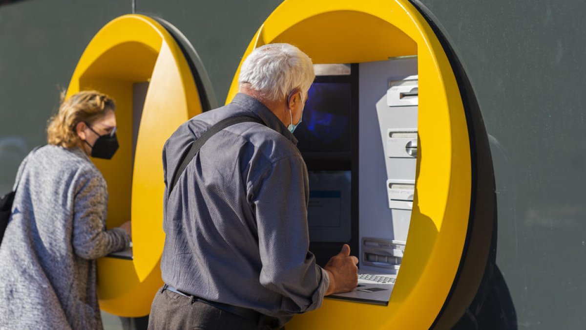 El 70% de las personas mayores no utiliza el móvil para operar con su banco, según Asufin