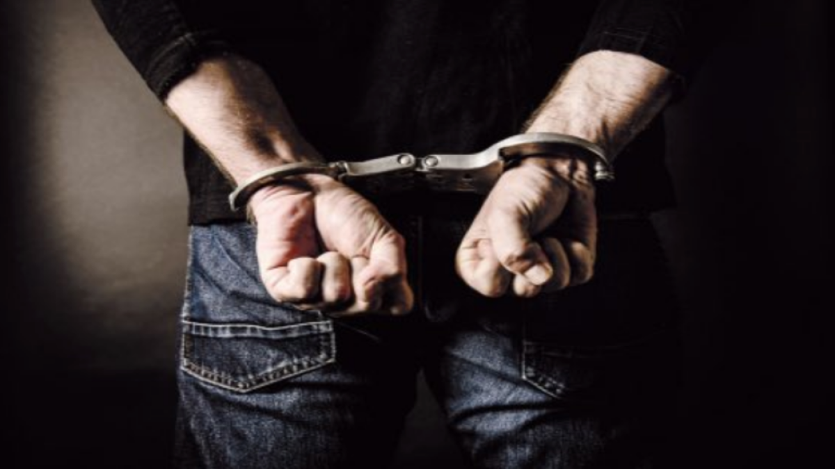 Detenido por intentar agredir a un agente de la Policía Local con una botella de cristal