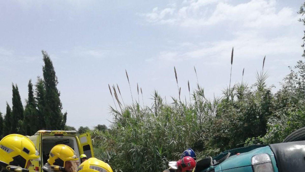Un hombre queda atrapado en su furgoneta después de volcar en Alcover