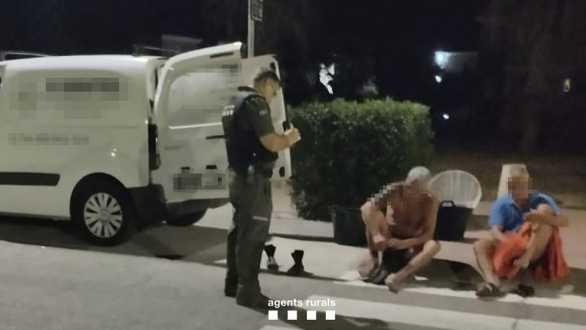 Denuncian a dos personas por pescar cangrejos azules en Deltebre