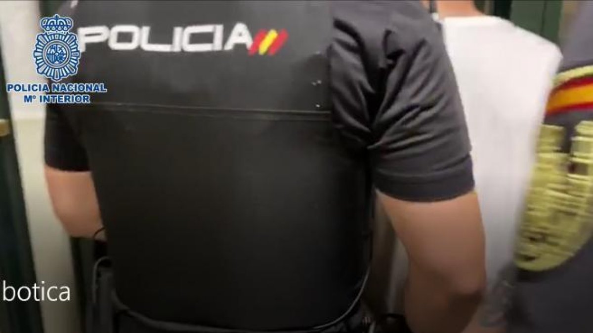La Policía Nacional irrumpe en un piso equivocado en una operación e inmoviliza a su habitante