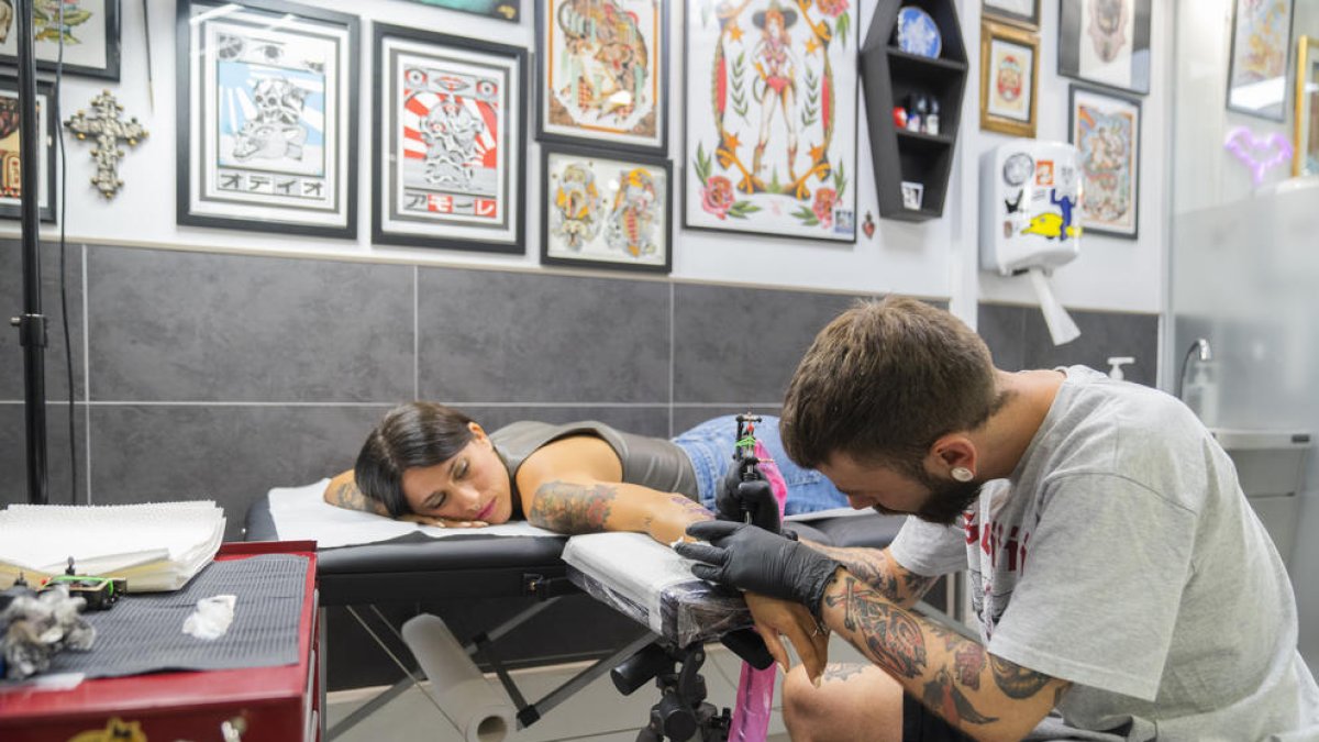Los tatuadores tarraconenses denuncian el aumento del intrusismo laboral