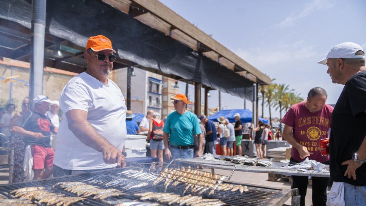 La plaça del Serrallo, de gom a gom de públic per la sardinada solidària