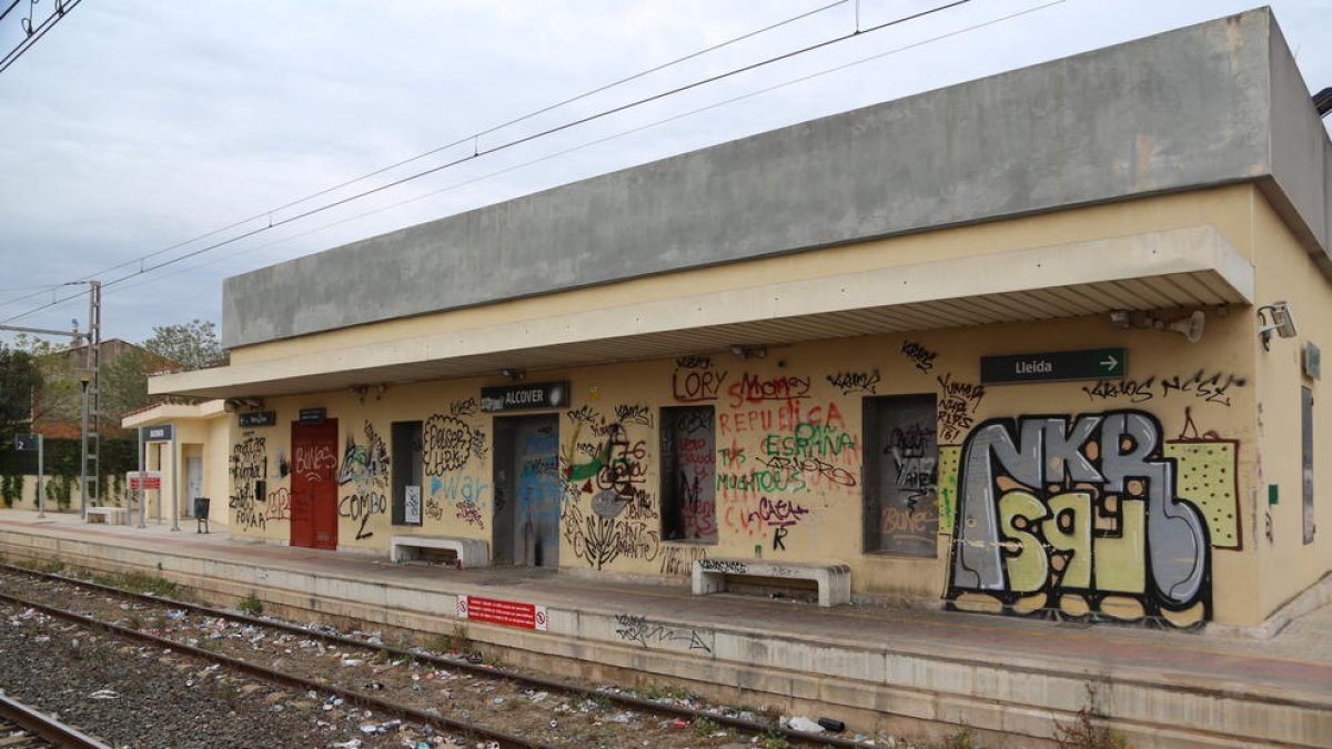 El Ayuntamiento de Alcover reclama a Adif la limpieza de la estación de tren