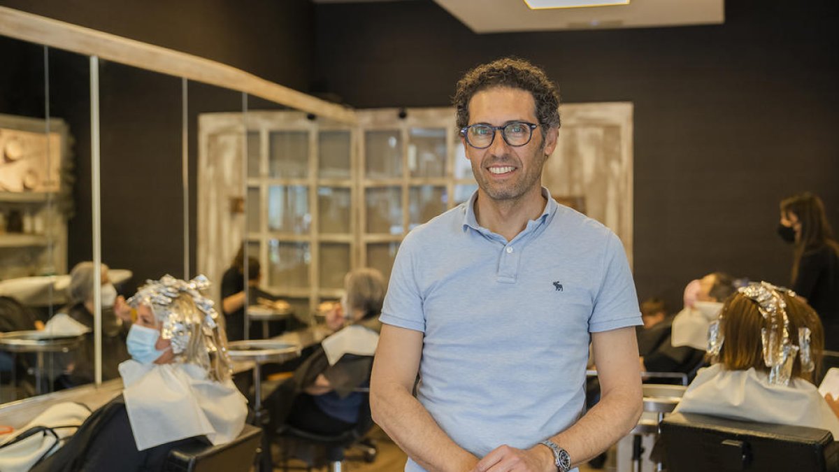 «El meu pare va arrossegar tota la família a fer l'ofici de perruquer»