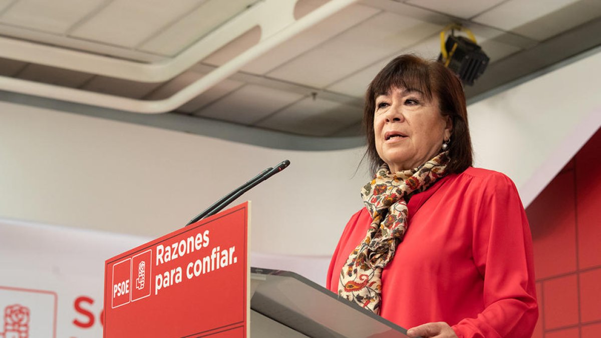 La presidenta del PSOE agradece la tarea de los policías que, «se están jugando la vida» en Cataluña