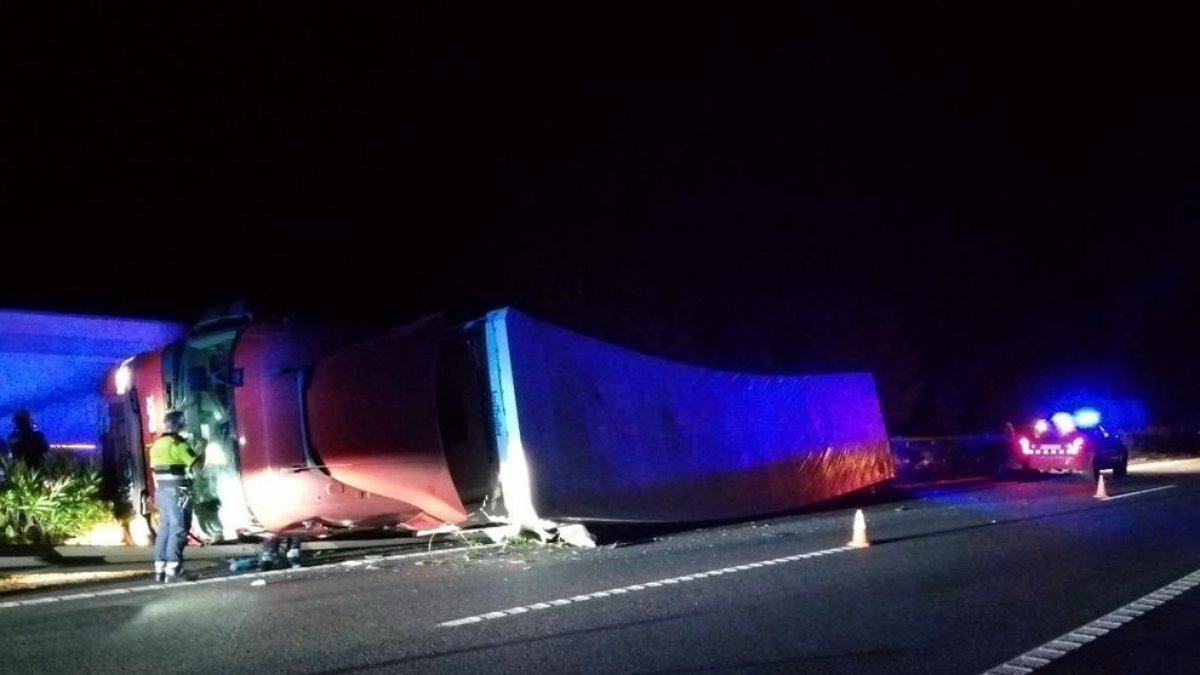 Un carril tallat a l'AP-7 a Mont-roig per l'accident d'un camió