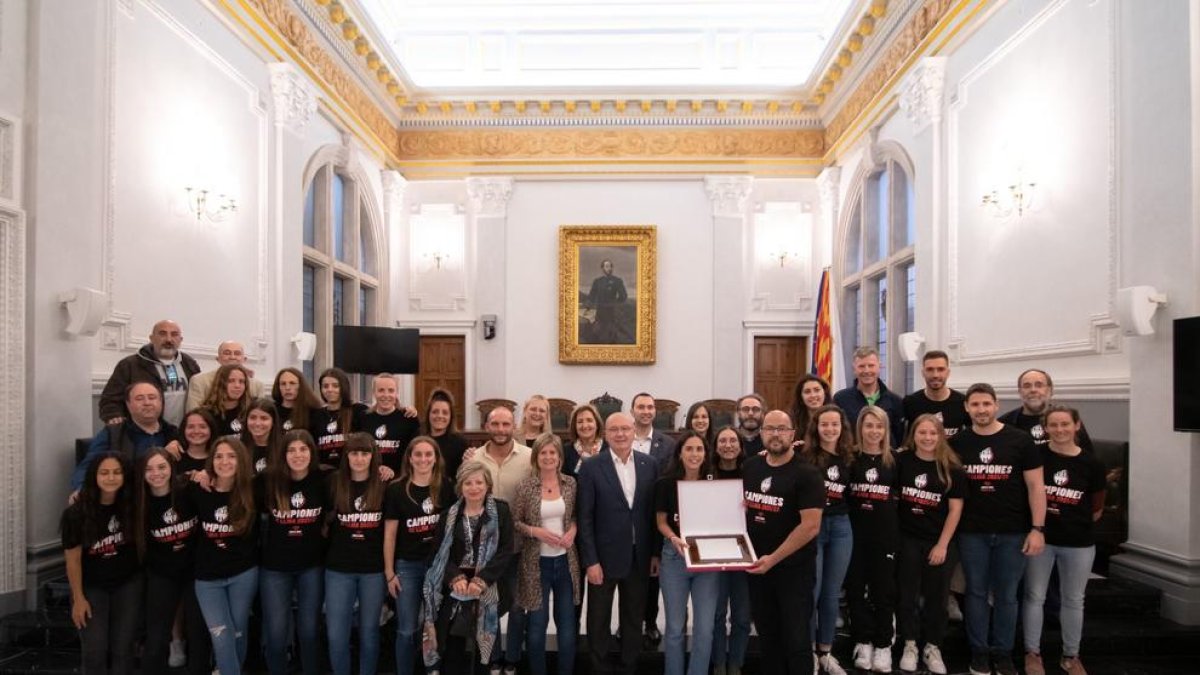 Recepció institucional al primer equip femení de la Fundació Futbol Base Reus