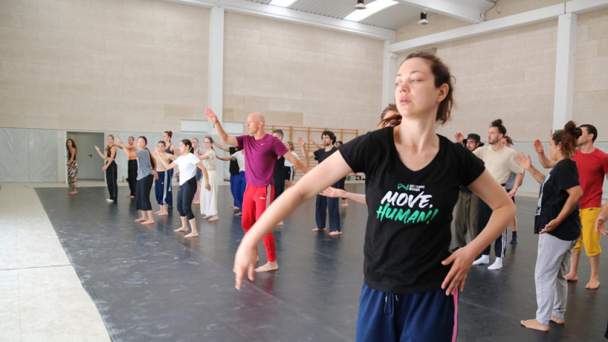 El bailarín Fighting Monkey, con chándal encarnado, enseñando técnicas de movimientos a sus alumnos en el pabellón de Josep Luque de Deltebre.