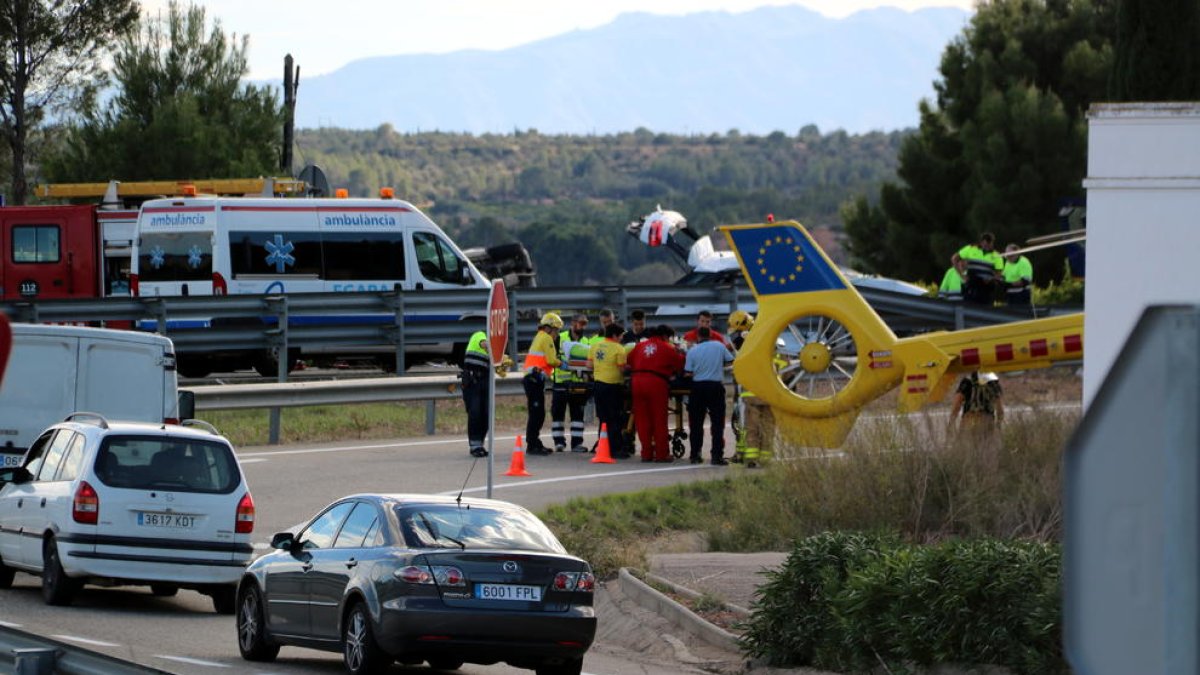 Cuatro personas heridas, una en estado crítico, después de un choque frontal en la C-12 en Xerta
