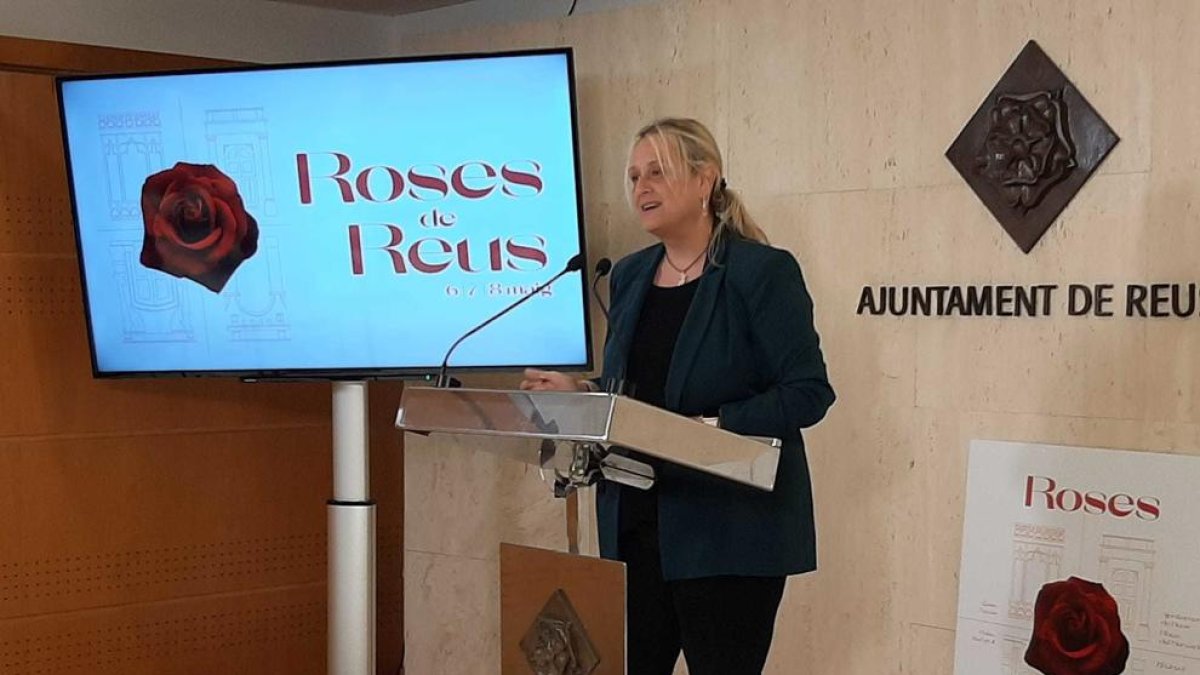 Reus homenatja la rosa amb diverses façanes engalanades