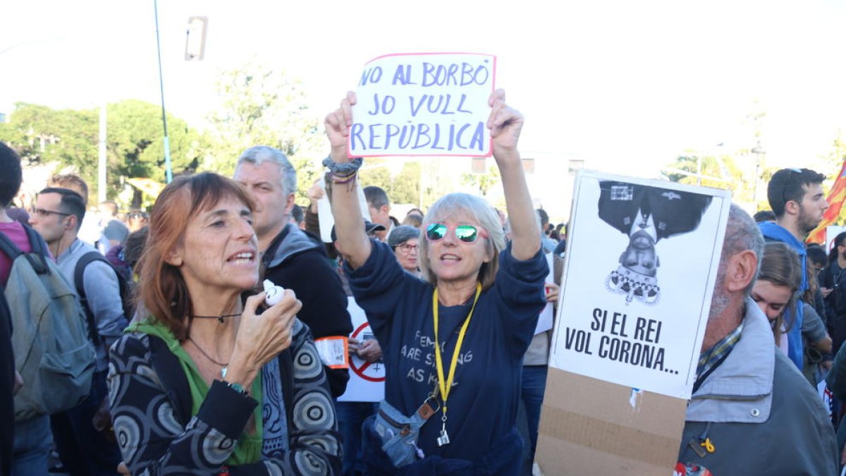Centenares de personas protestan por la presencia del Rey delante de un Palau de Congressos blindado