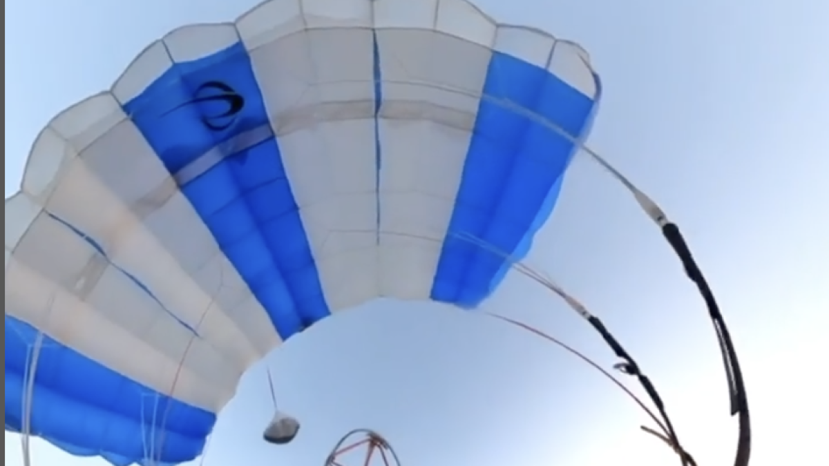 VÍDEO: Així va saltar en paracaigudes George King, el britànic que es va colar a PortAventura