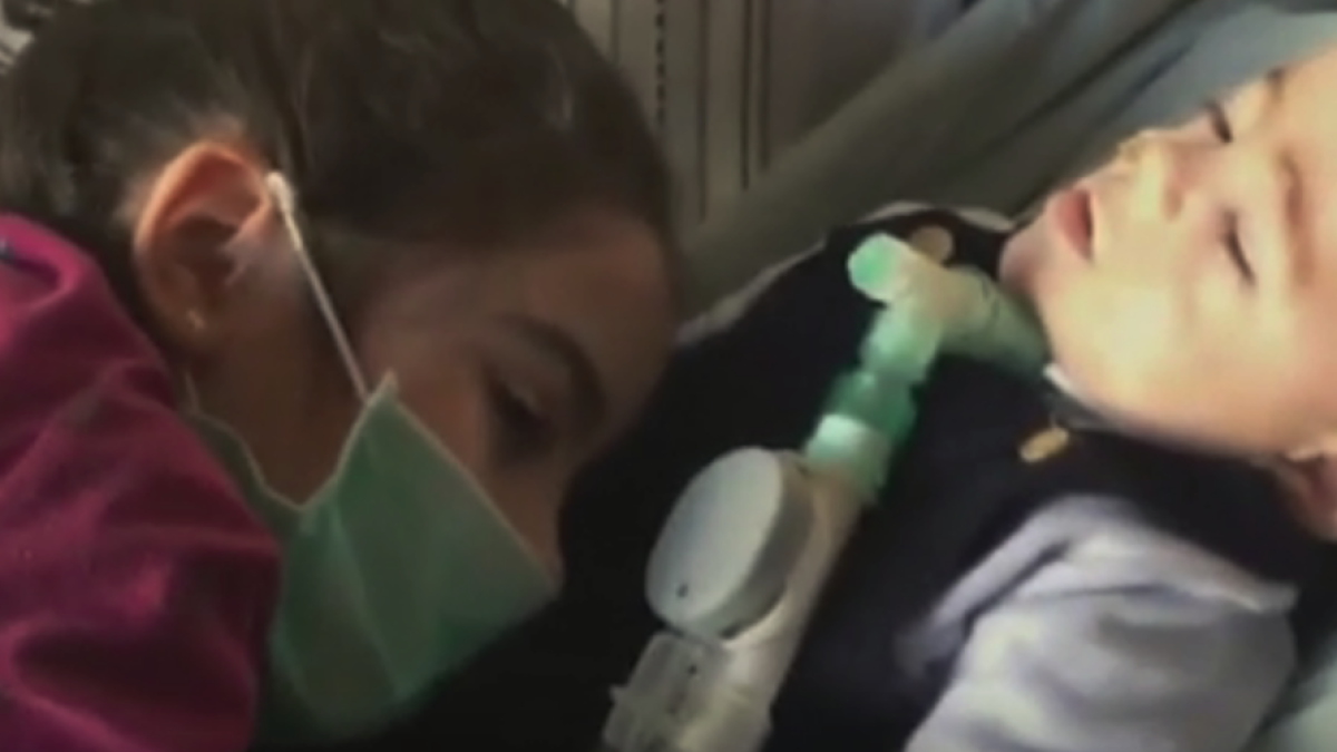 La Júlia, una nena heroica que dóna a conèixer la malaltia estranya del seu germà de només 14 mesos