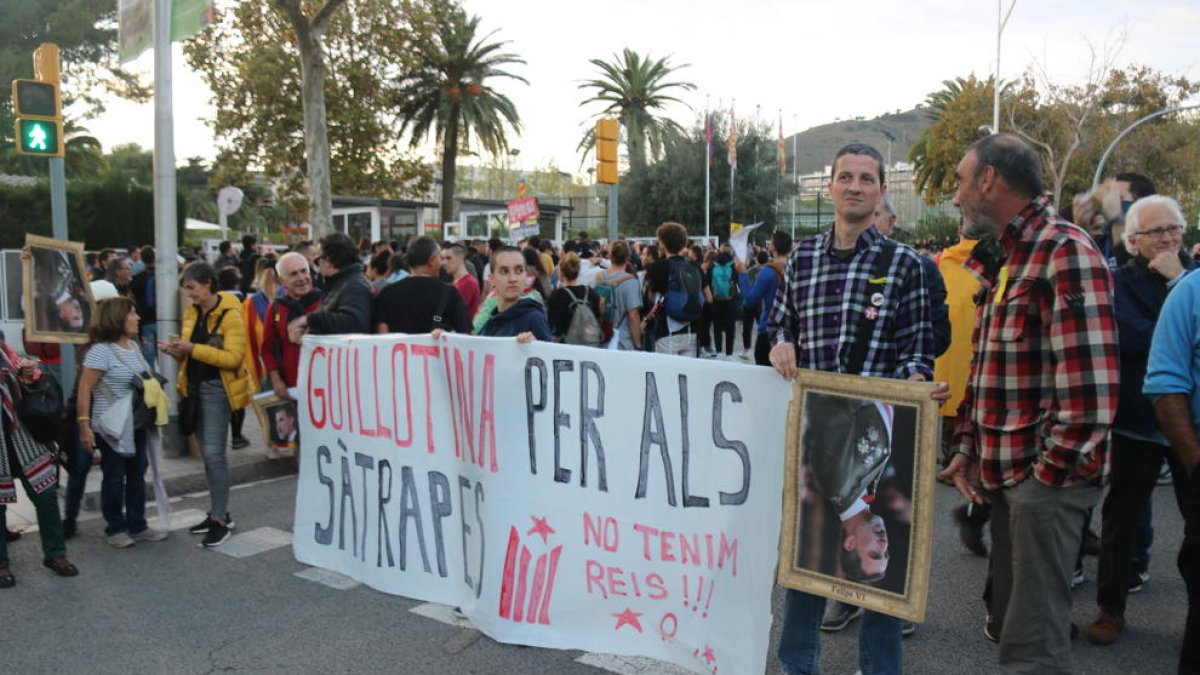 Momentos de tensión en las puertas del Palacio de Congresos de Barcelona donde se hace el acto con el rey