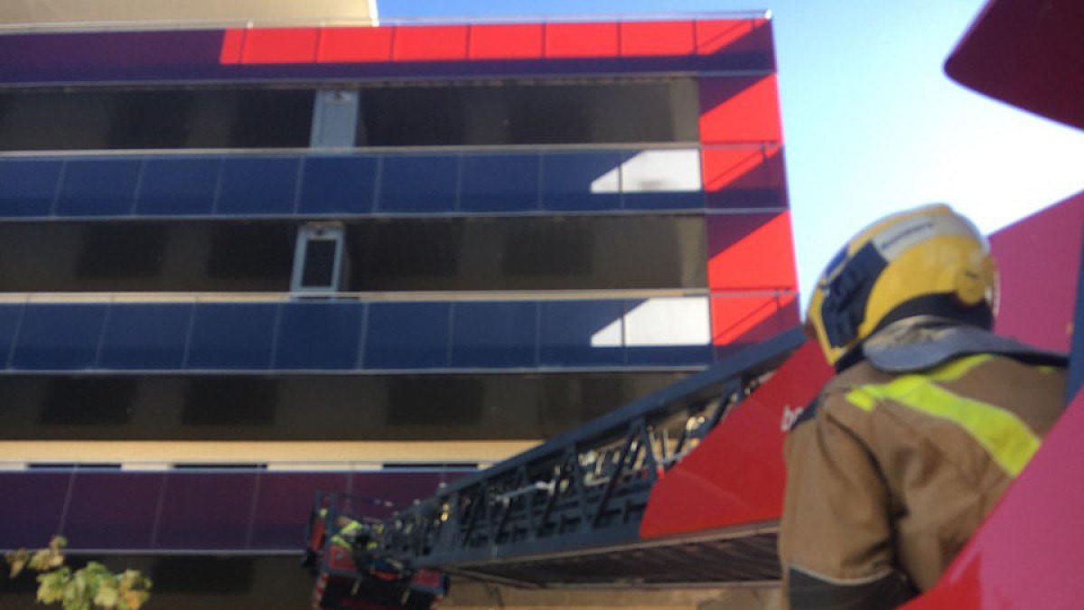 Los Bomberos reciben 23 avisos por|para las ventoleras hasta al mediodía, la mayoría en Lérida y la región de Tarragona
