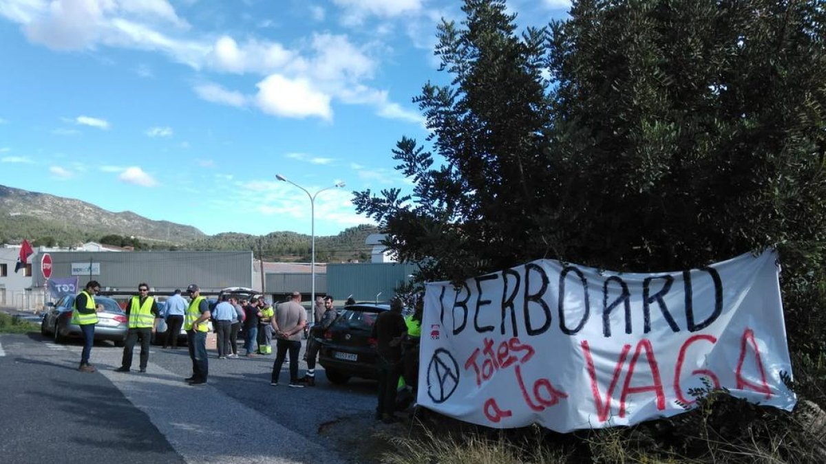 Los trabajadores de una empresa de Alcover inician una huelga indefinida