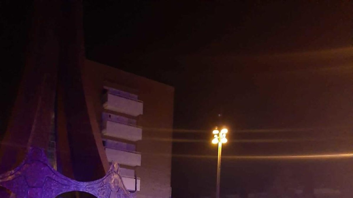 Un conductor begut s'accidenta en una rotonda a Reus