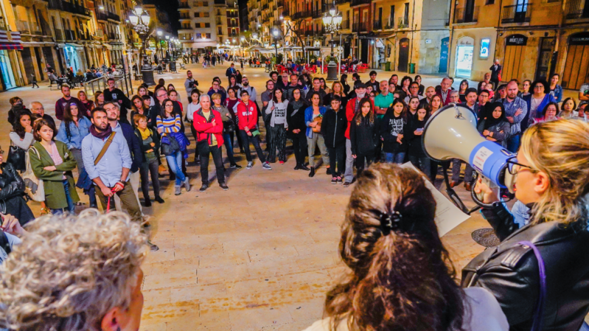Cerca de un centenar de personas se concentran en Tarragona para rechazar las agresiones sexuales y feminicidios