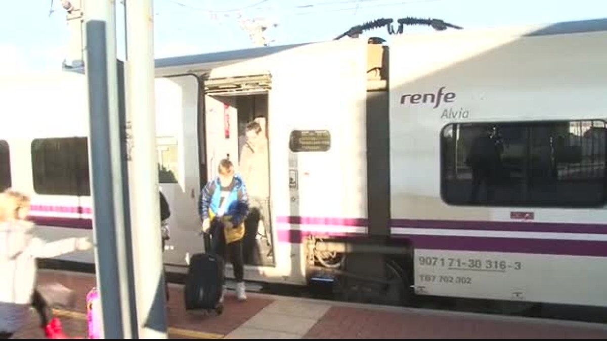 Euromed, transport, transbord, passatgers, vent, autobusos, Renfe, l'Aldea, Adif, sortida, estació, arribada, tren