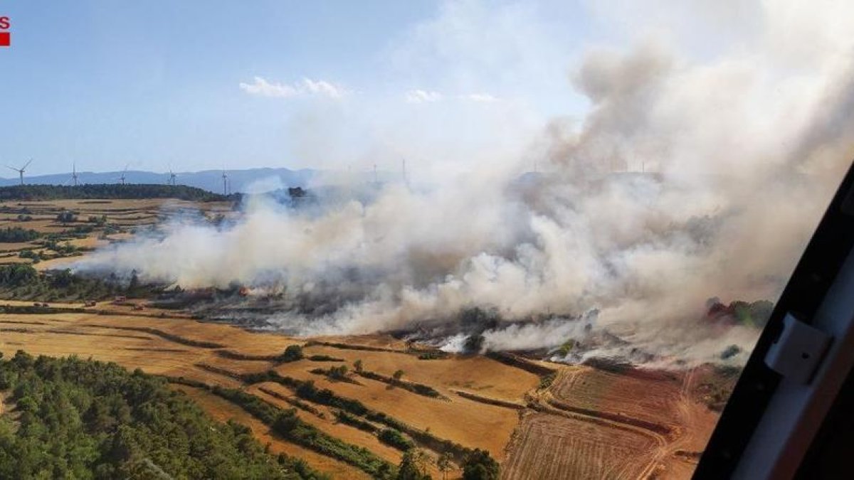 Vista aèria d'un incendi a Vallbona de les Monges.