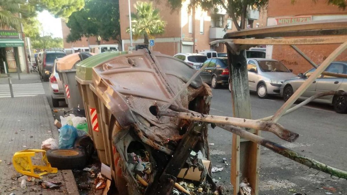 Cremen diversos contenidors de matinada a Reus