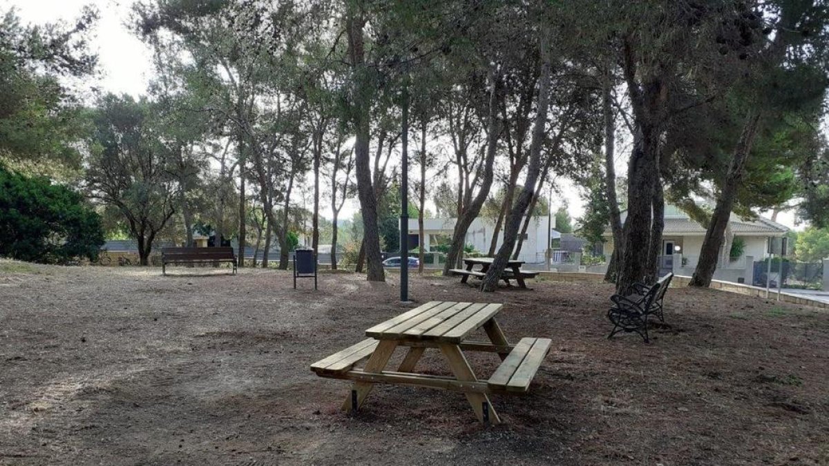 Els Pinars millora la seva il·luminació, la senyalització i la zona esportiva