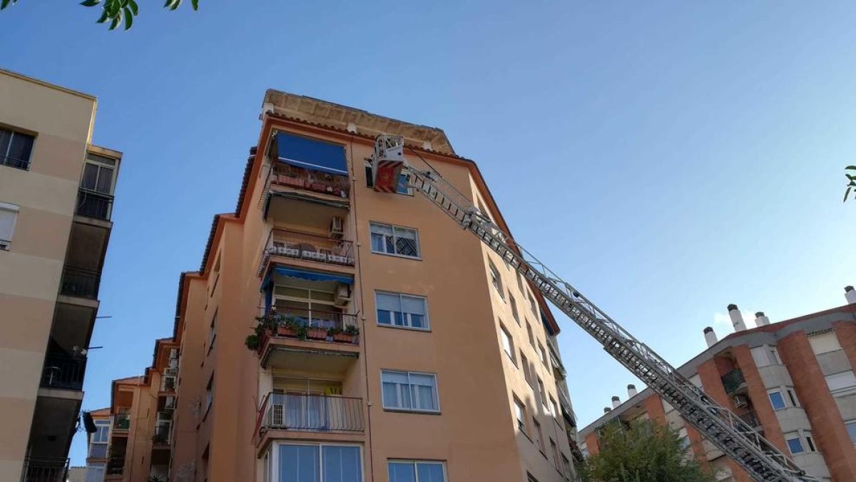 Se le rompe la llave y los Bomberos tienen que entrar en su casa por la ventana de un quinto piso