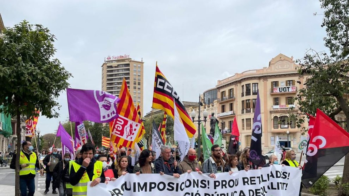 Los docentes se manifiestan en Tarragona para revertir los recortes durante la última jornada de huelga