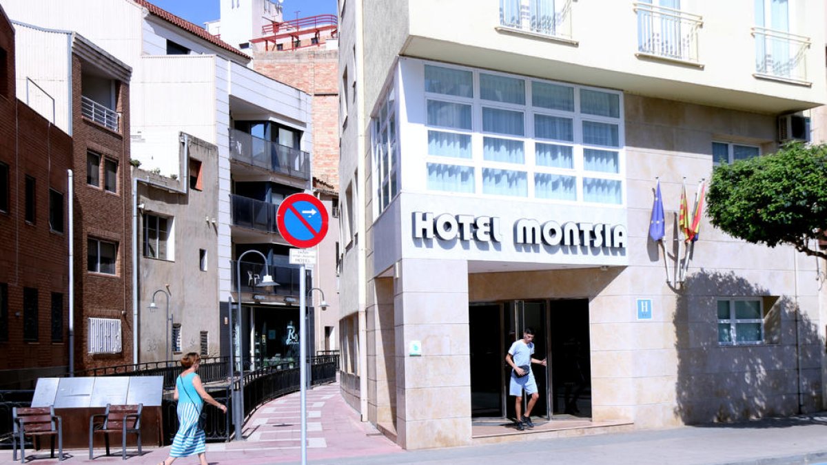 Kronospan compra un hotel d'Amposta i un bloc de pisos a l'Aldea per allotjar els seus treballadors