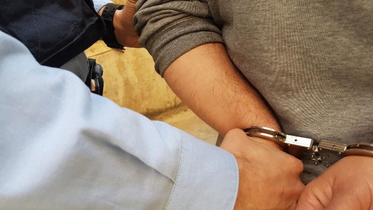 Detenen dos lladres per forçar la porta d'un establiment comercial a Tarragona