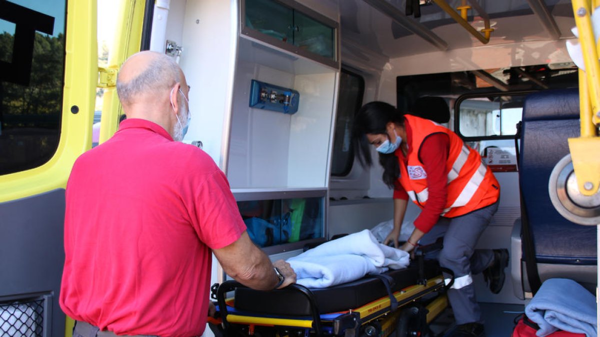 El transport sanitari privat reclama cobrar la part retroactiva que se'ls va concedir per equiparar els sous amb el SEM