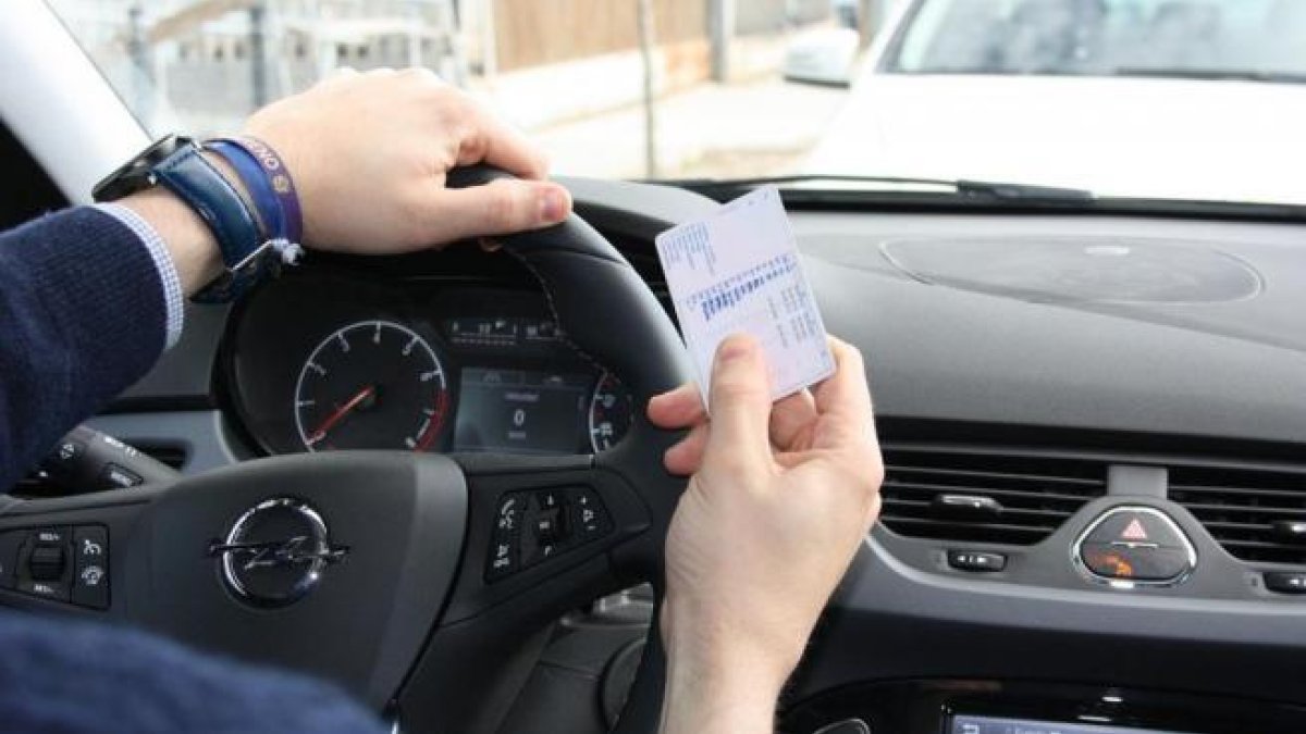 Llevar la música alta en el coche puede conllevar sanciones de la DGT