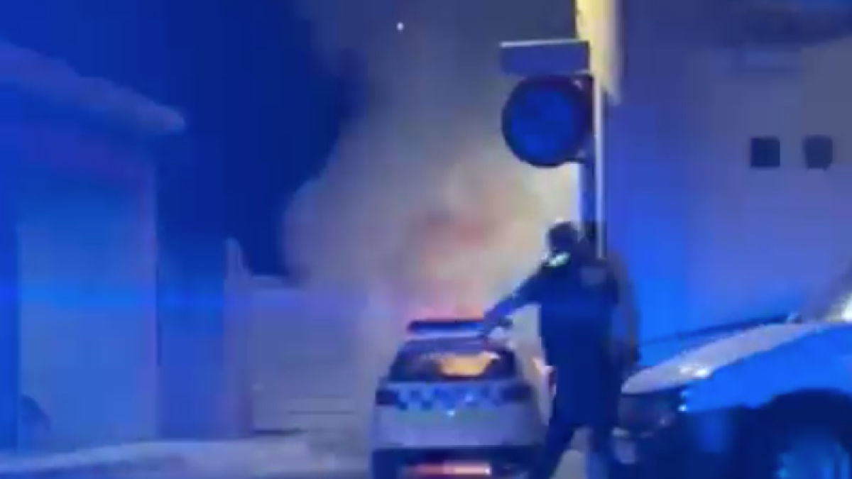 Queman un coche de la Policía Local de Valls delante de la comisaría