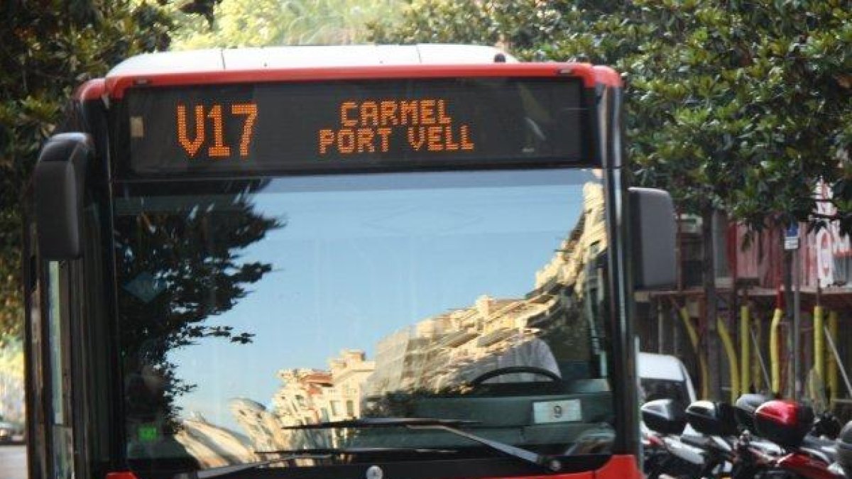 Herido en Barcelona un hombre de unos 87 años al ser atropellado por un autobús de TMB cuando intentaba cogerlo