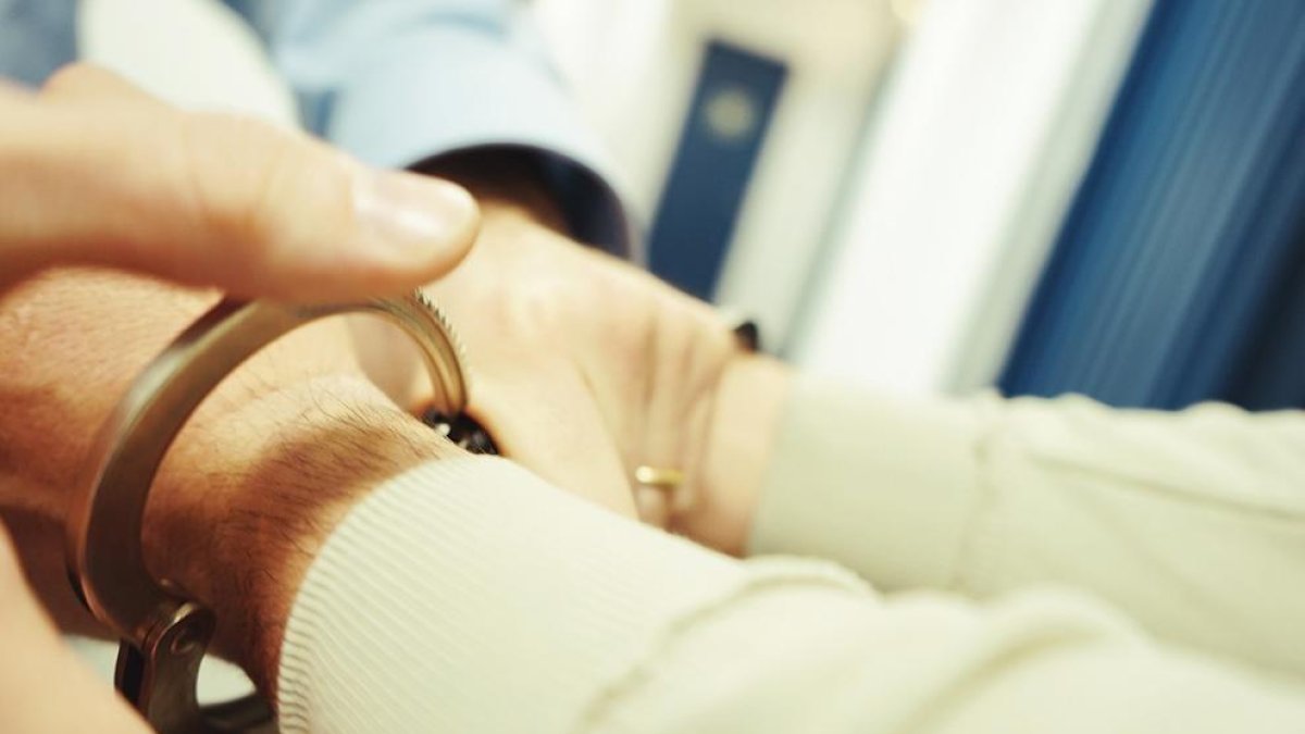 Cinc detinguts per nombrosos robatoris en establiments comercials del Vendrell