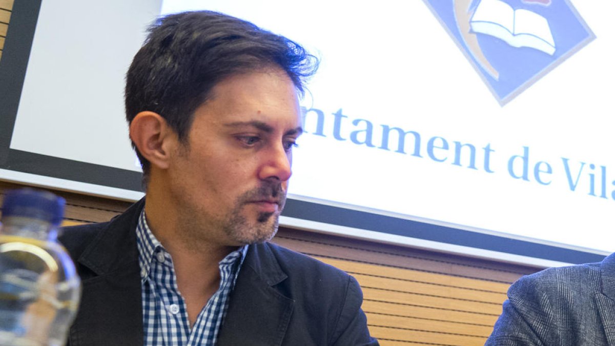 El PSC de Vila-seca echa a su portavoz municipal por|para presuntas irregularidades