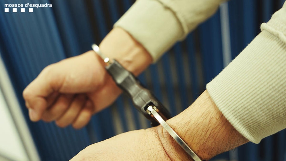Mossos d'Esquadra, detención, detenido, esposas , autor, delito, robo