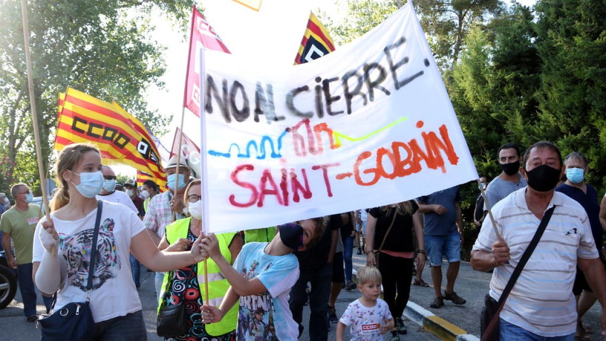 Los trabajadores de Saint Gobain en l'Arboç harán tres semanas de huelga por exigir que se pare el ERE