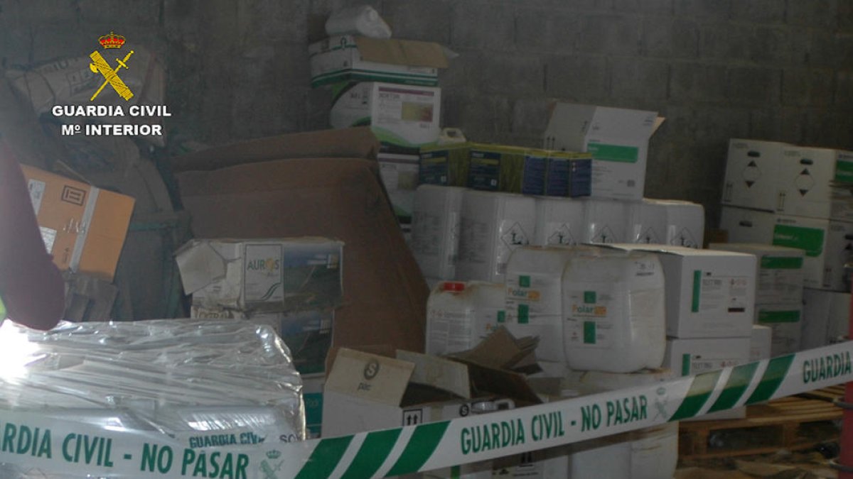 Alguns dels productes intervinguts per la Guàrdia Civil en el marc d'un operatiu estatal contra els productes fitosanitaris perjudicials per el medi ambient i la salut pública.
