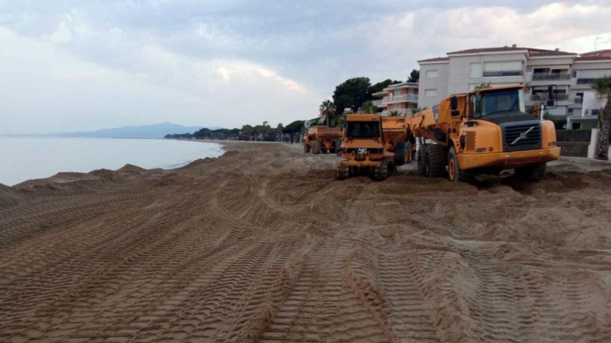 Las playas de Cambrils recuperan la arena para la temporada de verano