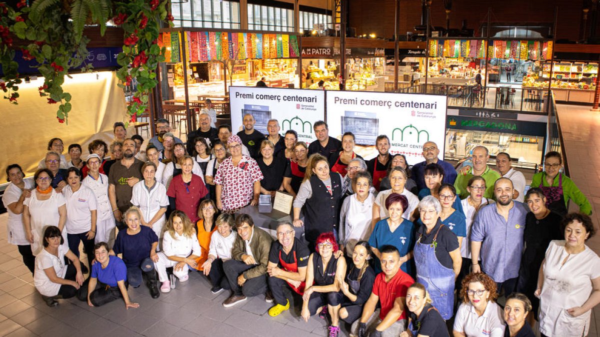 Els paradistes del Mercat Central celebren el Premi Nacional als establiments centenaris