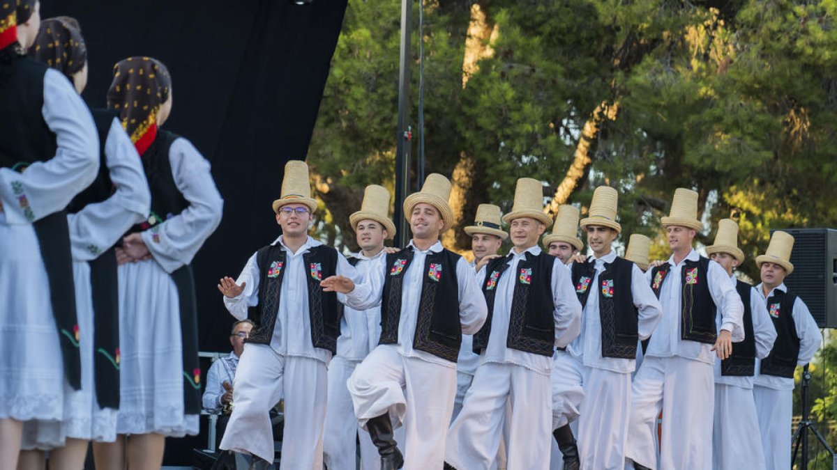 La tradición folclórica de Rumania, en la Fiesta Mayor de Cambrils