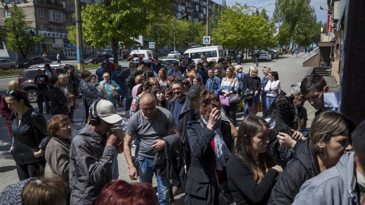 Las tropas rusas intensifican los ataques contra la acería de Azovstal y avanzan en el este
