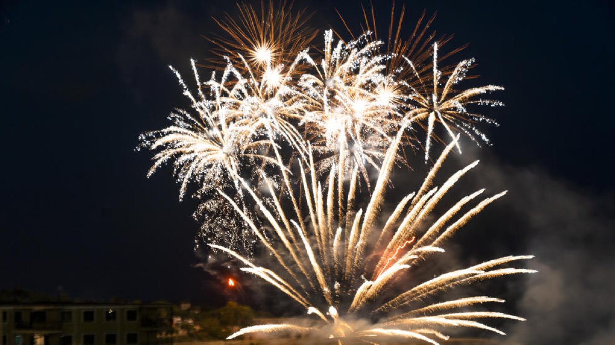 La segunda noche de fuegos hace tronar la ciudad con grandes piezas en solitario y mucho color