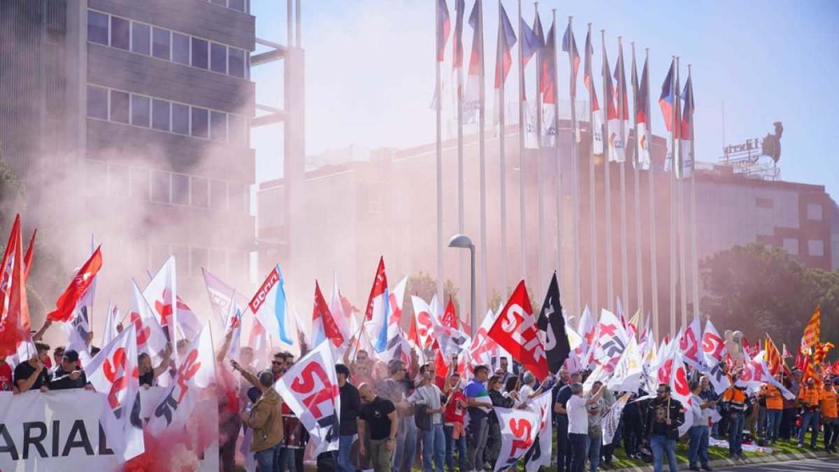 Trabajadores de Repsol protestan ante la Junta General de Accionistas en Madrid