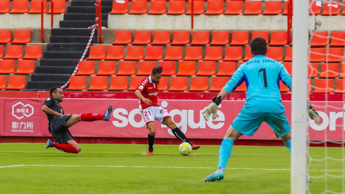 La baixa de Giner a Olot obre la porta de la titularitat a Lolo Plá