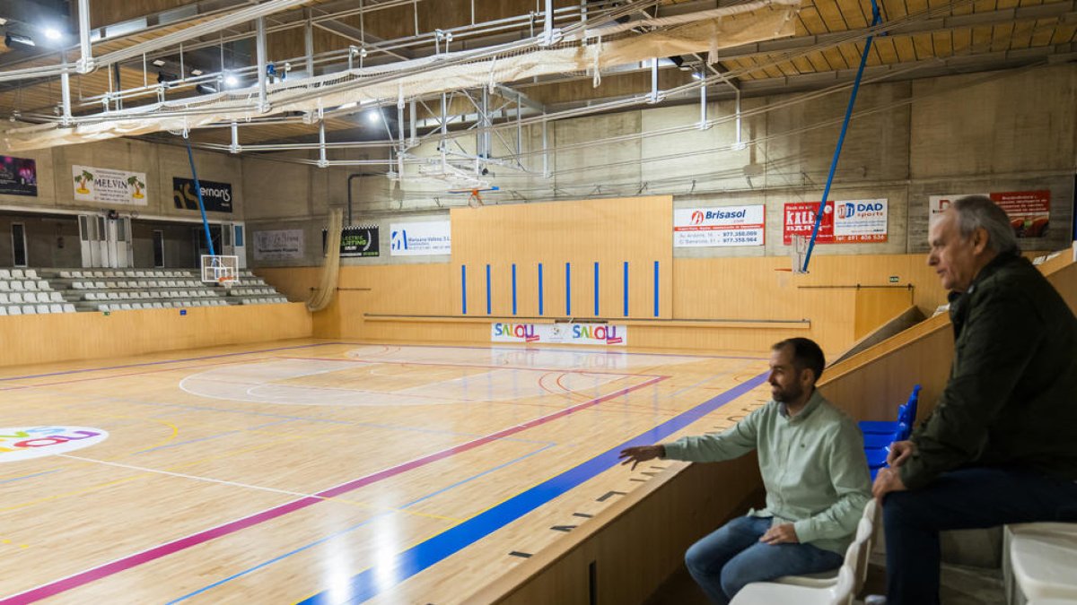 Salou renueva la pista del Pabellón central estropeada por las inundaciones