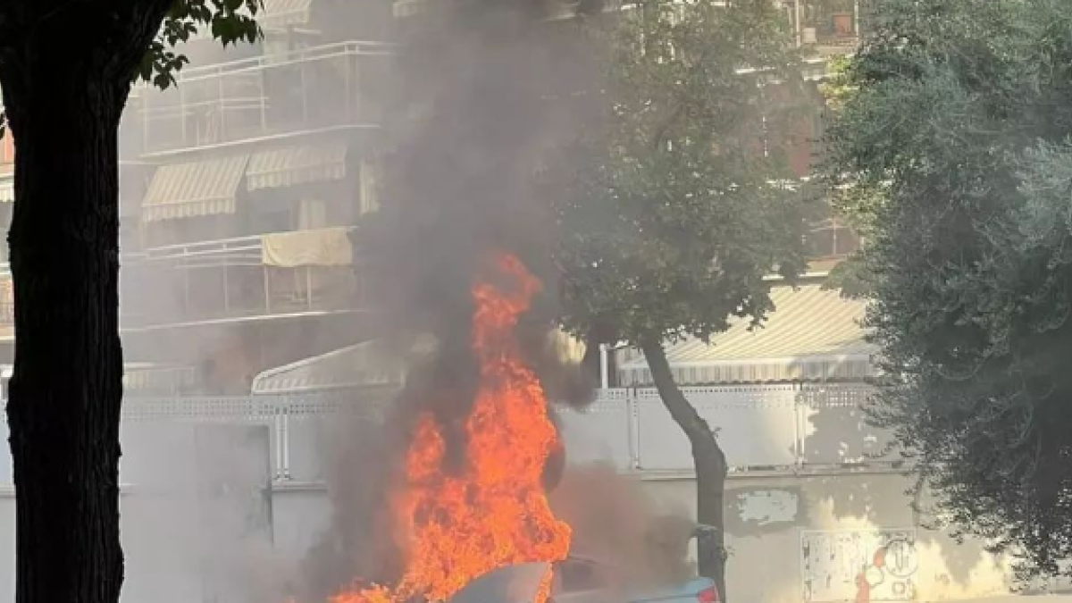 Crema completament un vehicle al carrer Vidal i Barraquer de Tarragona