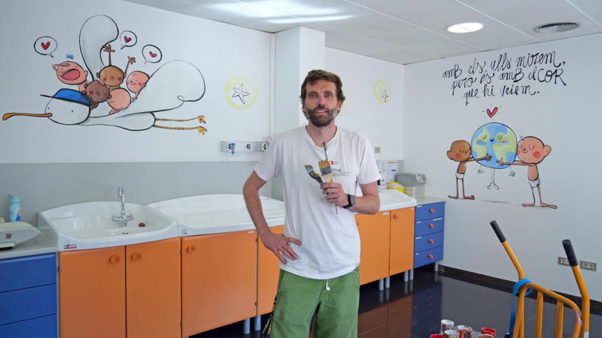 Joan Turu ambienta amb els seus dibuixos la Sala Niu de la maternitat de l'hospital de Santa Tecla